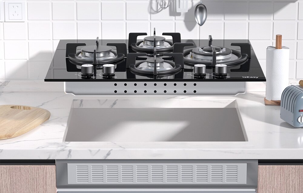 Płyta gazowa ISEASY MGBG-654A Kuchenka została podniesiona nad blatem, ukazując jej dolną część oraz otwory wentylacyjne. Konstrukcja prezentuje pełny widok instalacyjny urządzenia wymiary 64x51x11,5 cm montaż 56x48 cm płyta do zabudowy standardowy blat