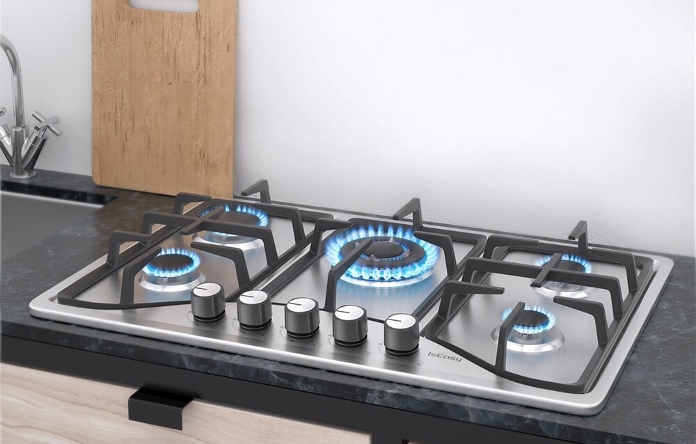 Płyta gazowa ISEASY MGBS-765 Płyta gazowa z pięcioma palnikami prezentuje intensywne, niebieskie płomienie gotowe do pracy. Metalowe pokrętła umożliwiają precyzyjne sterowanie ogniem