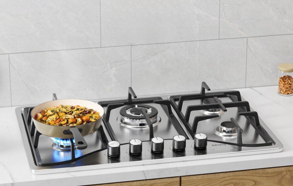 Płyta gazowa ISEASY MGBS-765 Na płycie gazowej stoi patelnia z kolorowym daniem, podgrzewana na jednym z palników. Ruszty zapewniają stabilne oparcie dla wszystkich naczyń palniki 1kW 1,75kW 2,7kW 3,3kW regulacja mocy smażenie duszenie