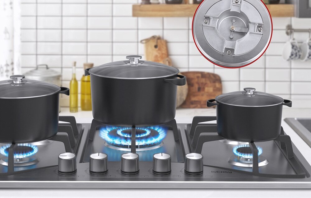 Płyta gazowa ISEASY MGBS-765 Trzy garnki stoją na różnych palnikach płyty gazowej, każdy ogrzewany równym, niebieskim płomieniem. W rogu zdjęcia umieszczono powiększenie elementu palnika, ukazujące jego konstrukcję gaz ziemny NG gaz LPG wymienne dysze uniwersalna płyta kompatybilność instalacji