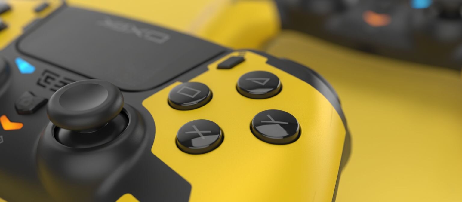 Niebiesko-czarny bezprzewodowy gamepad leży na beżowej pościeli, w tle widać rozmyte ciepłe światełka.