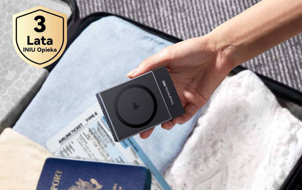 INIU MagPro WM311 15W - złożona stacja na tle zapakowanej walizki