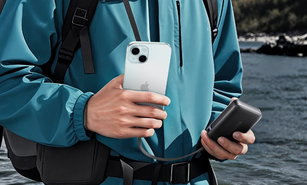 INIU Pocket Neo INIU Pocket Neo 20 000 mAh Power Delivery 22,5 W iPhone’a 15 do 60% 25 minut dwukrotnie szybsze standardowych powerbanków 12 W - powerbank podpięty do iPhona w ręku człowieka