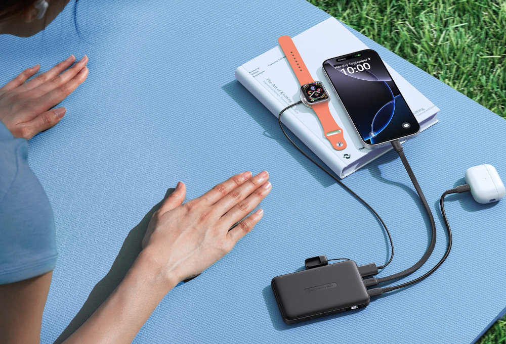 INIU Pocket Neo - powerbank z podłączonymi urządzeniami na stole