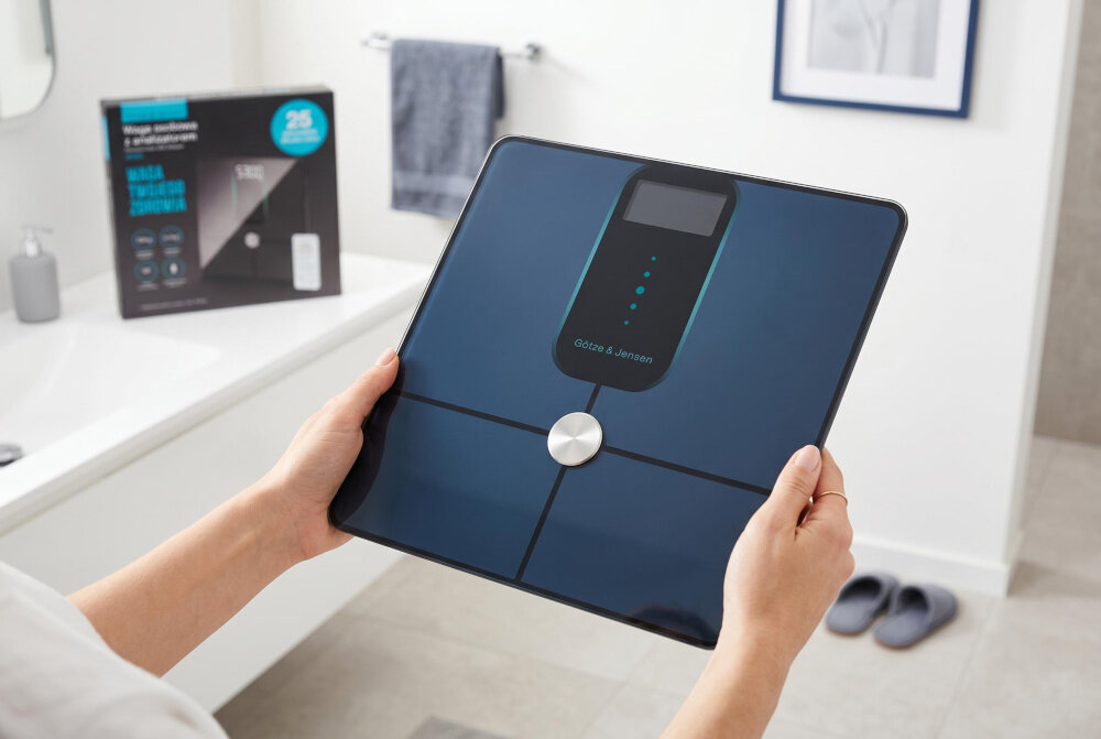 Waga łazienkowa GÖTZE & JENSEN BS906KW Analizator BT Czarny waga na Czarnym tle widoczna od przodu anlizator składu ciała 24 wskaźniki zdrowotne Bluetooth dokładność ±0,2 kg zakres do 180 kg