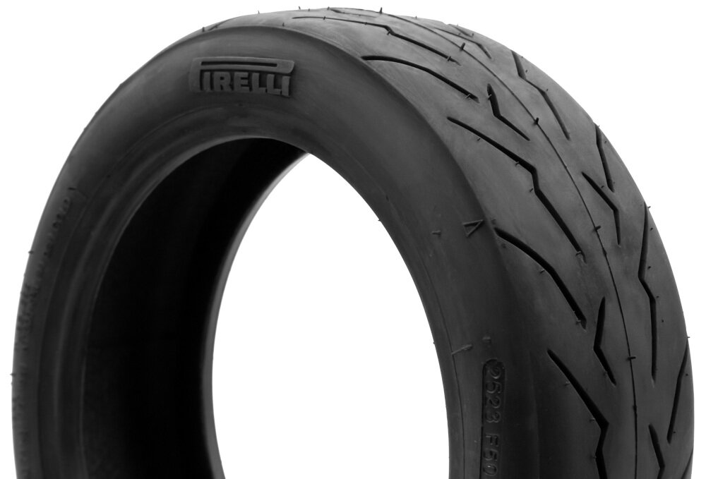 Czarna opona z wyraźnym bieżnikiem, na której widoczne jest logo \'PIRELLI\'.