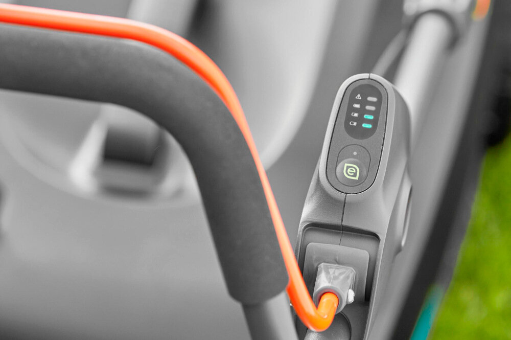 Kosiarka akumulatorowa GARDENA PowerMax 37-36V P4A 14638-20 tryb ECO włącznik na uchwycie oszczędza moc wydłuża czas pracy urządzenia