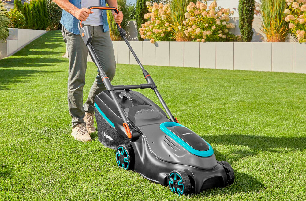 Kosiarka akumulatorowa GARDENA PowerMax 37-36V P4A 14638-20 kompaktowe solidne urządzenie obudowa z wysokiej jakości tworzyw odporność na uderzenia i działanie warunków atmosferycznych