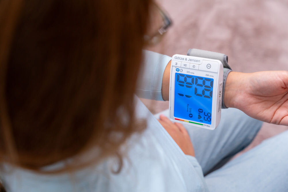 Ciśnieniomierz GÖTZE & JENSEN MD53B1 osoba mierząca ciśnienie