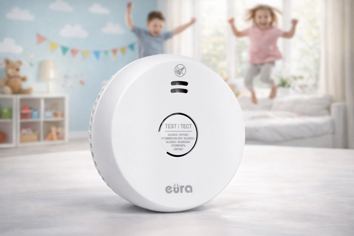 Czujnik dymu EURA SD-09A2, strażnik, ogień, ochrona, dym, Czujnik dymu EURA w salonie na tle odpoczywającej rodziny.