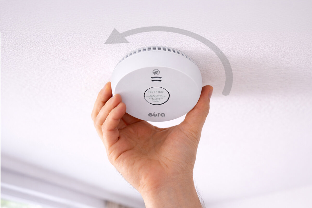 Czujnik dymu EURA SD-09A2, detekcja, montaż, pion, poziom, Montaż czujnika dymu na suficie z zaznaczonym dystansem 20 cm.