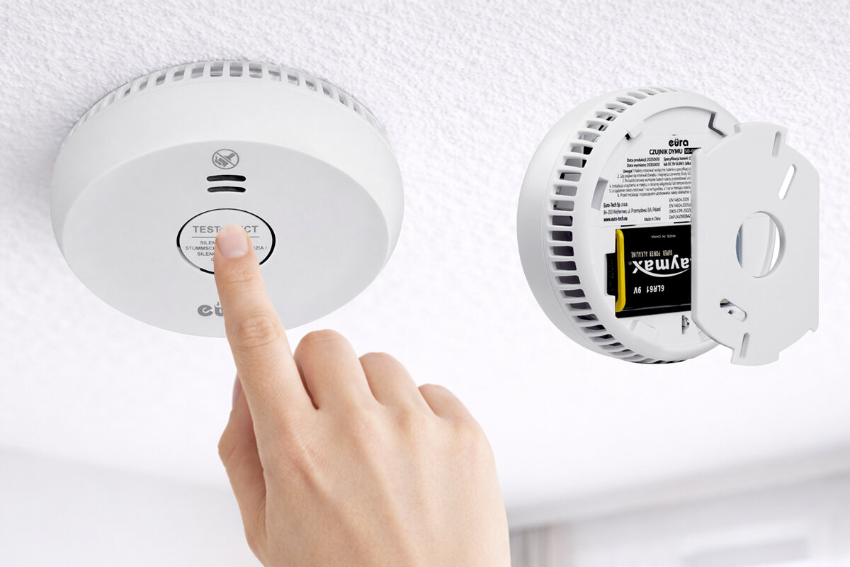 Czujnik dymu EURA SD-09A2, wymiana, TEST, praca, monitorowanie, Przycisk testu czujnika dymu oraz widok miejsca na baterię z tyłu.