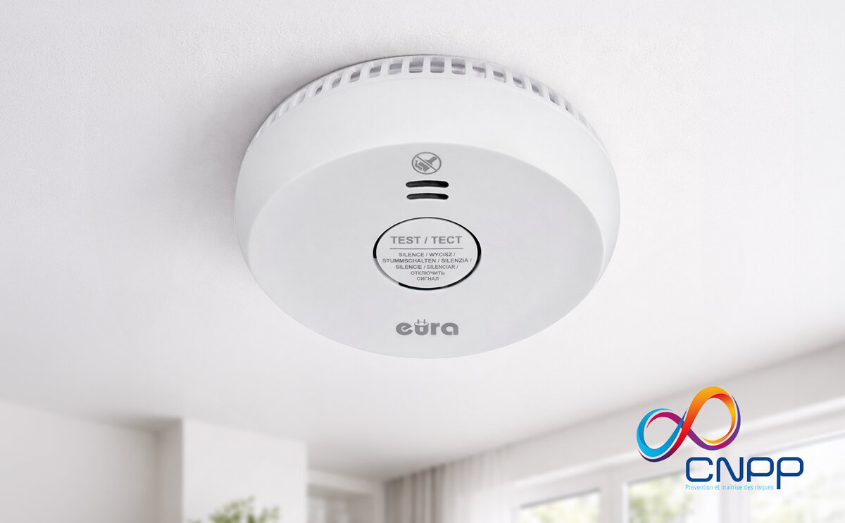 Czujnik dymu EURA SD-09A2, testy, certyfikat, normy, niezależna, Czujnik dymu EURA na suficie z logotypem certyfikatu Intertek.