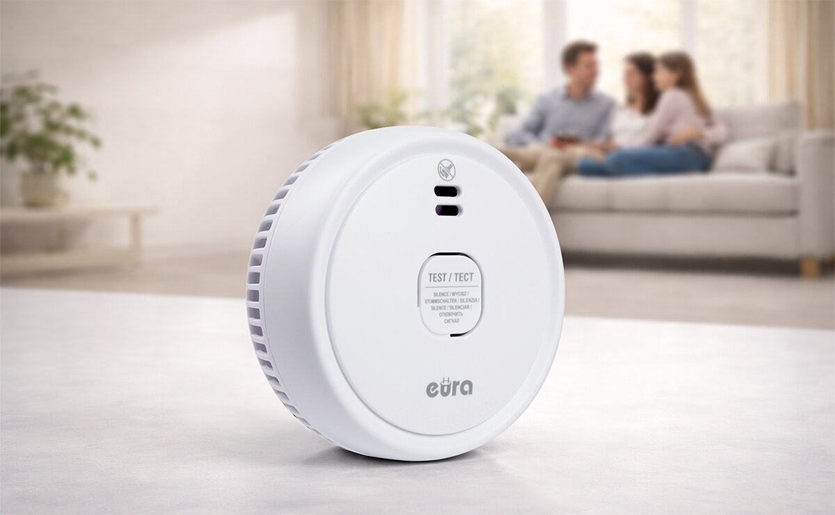 Czujnik dymu EURA SD-08A2, strażnik, ogień, ochrona, dym, Czujnik dymu EURA w salonie na tle odpoczywającej rodziny.