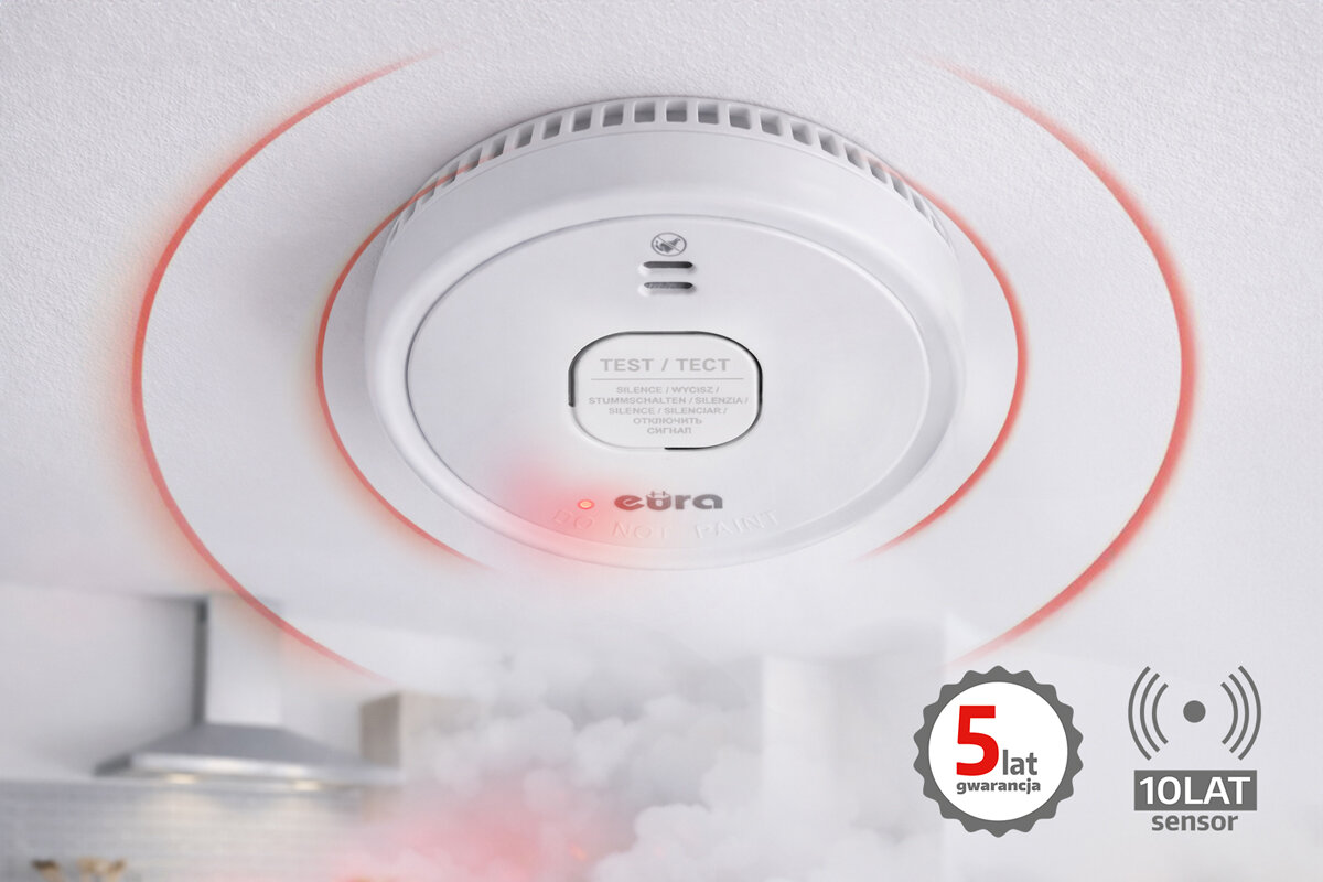 Czujnik dymu EURA SD-08A2, system, ostrzeganie, LED, cząsteczki, Alarmujący czujnik dymu w zadymionym pomieszczeniu z ikonami gwarancji.