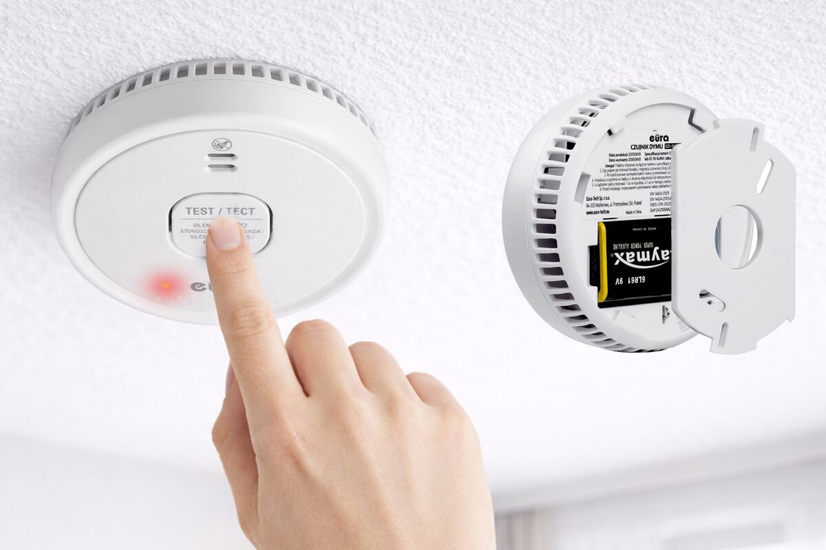 Czujnik dymu EURA SD-08A2, wymiana, TEST, praca, monitorowanie, Przycisk testu czujnika dymu oraz widok miejsca na baterię z tyłu.