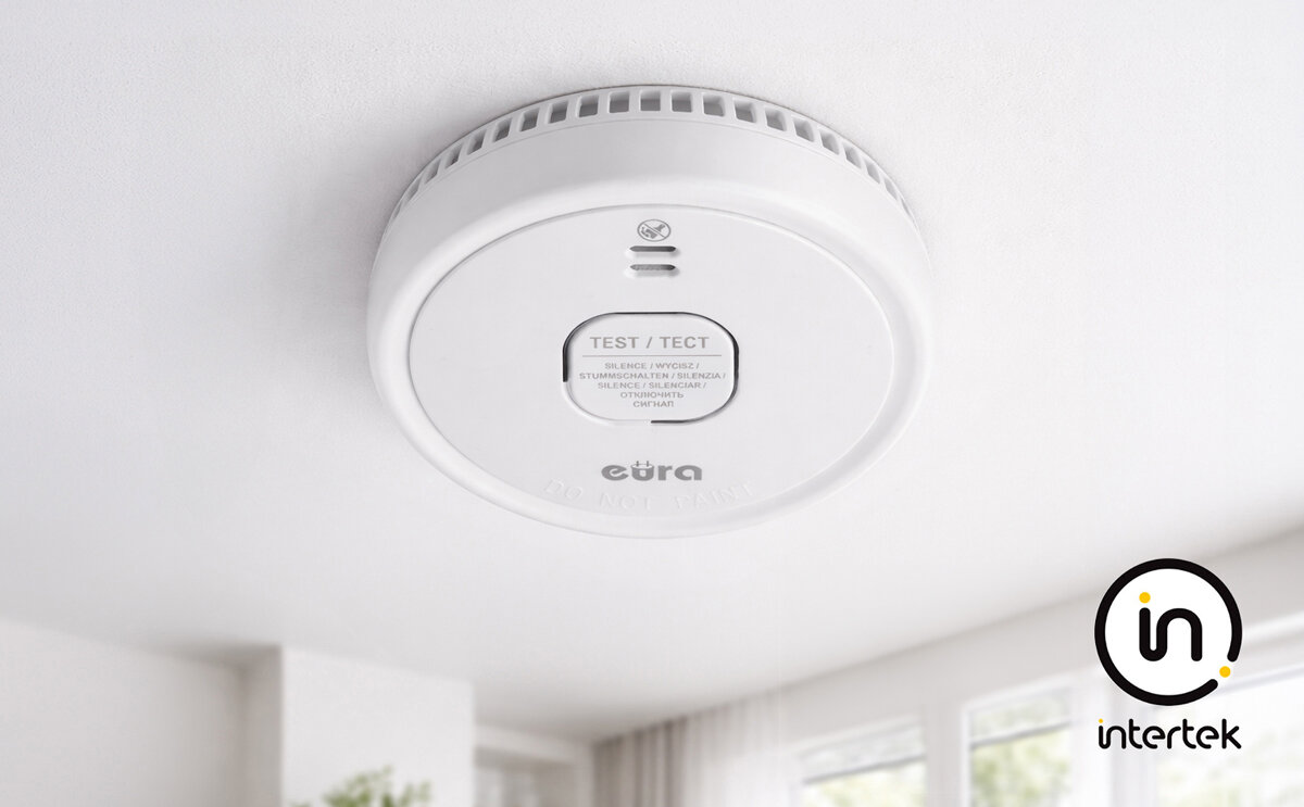 Czujnik dymu EURA SD-08A2, testy, certyfikat, normy, niezależna, Czujnik dymu EURA na suficie z logotypem certyfikatu Intertek.