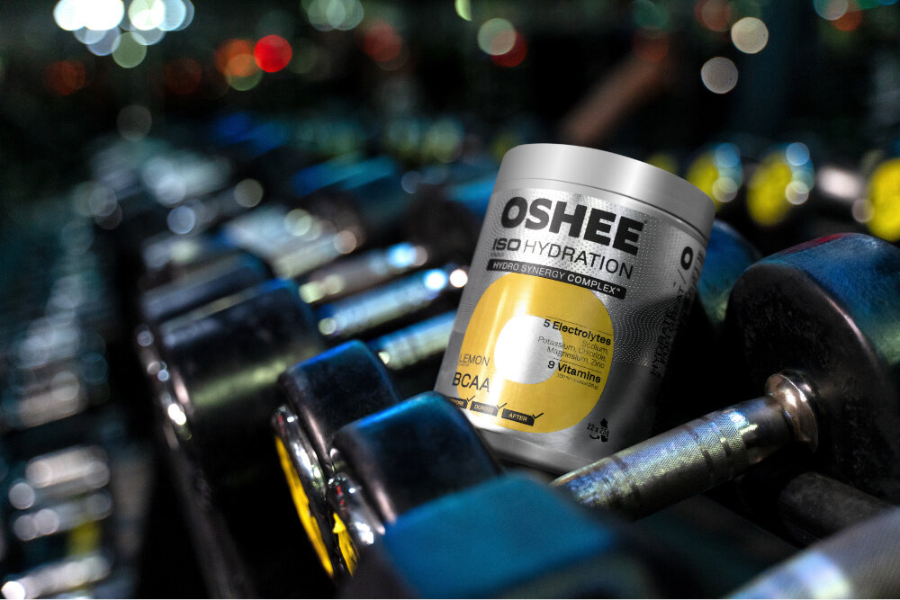 Izotonik OSHEE Iso Hydration Cytrynowy (550 g) siłownia hantle na hantlach leży pudełko izotoniku nawodnienie lekka formuła aktywność