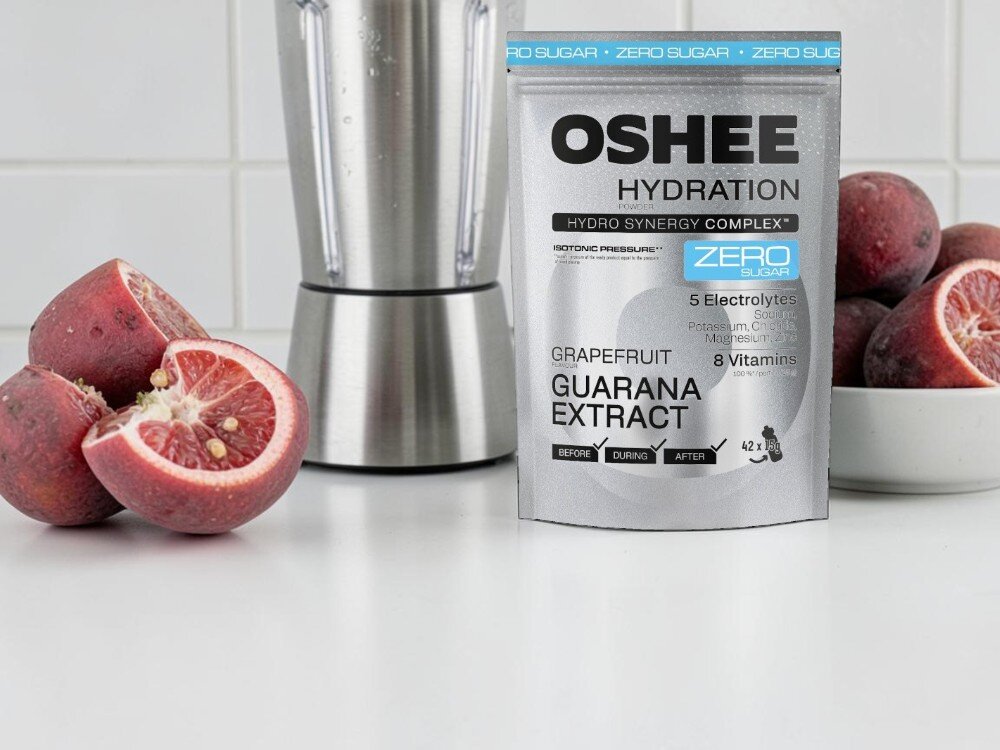Izotonik OSHEE Hydration Zero Grejpfrutowy (630 g) kuchnia nowoczesny wygląd na blacie stoi opakowanie izotoniku obok owoce i blender odpowiedni poziom nawodnienia każdego dnia 42 porcje napoju lekka, grejpfrutowa formuła bez dodatku cukru doskonale orzeźwia wspiera organizm podczas aktywności fizycznej oraz w ciągu dnia jedna miarka produktu dostarcza składników wspierających nawodnienie oraz gospodarkę elektrolitową