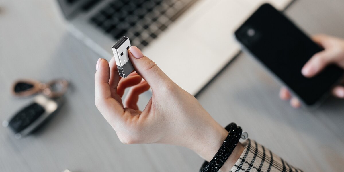 Adapter Bluetooth HAMA 53313 Infografika przedstawiająca opcje odczytu danych przez transmiter: karta microSD o pojemności 32 GB oraz dwa nośniki pendrive USB o tej samej pojemności.