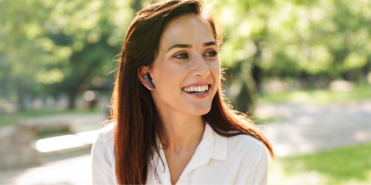 Słuchawki douszne HAMA Action One - Bezprzewodowa swoboda, osoba z załozonymi słuchawkami dousznymi