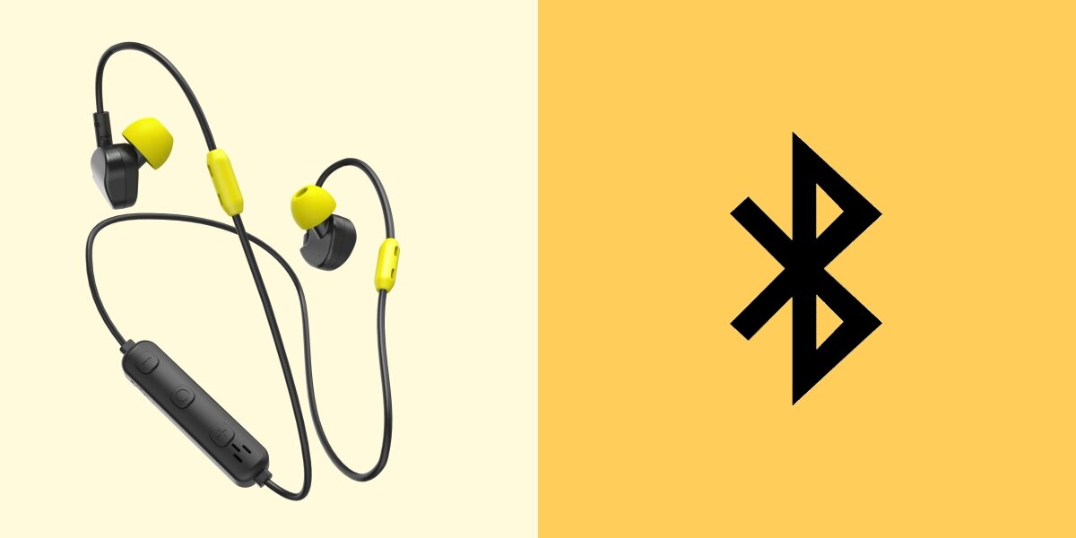 Słuchawki dokanałowe HAMA Freedom Athletics III Czarny Kolaż przedstawiający po lewej stronie sportowe słuchawki Bluetooth Hama z pałąkami na uszy i pilotem. Po prawej stronie, na żółtym tle, widnieje czarny, czytelny symbol technologii Bluetooth, sugerujący bezprzewodową łączność urządzenia.