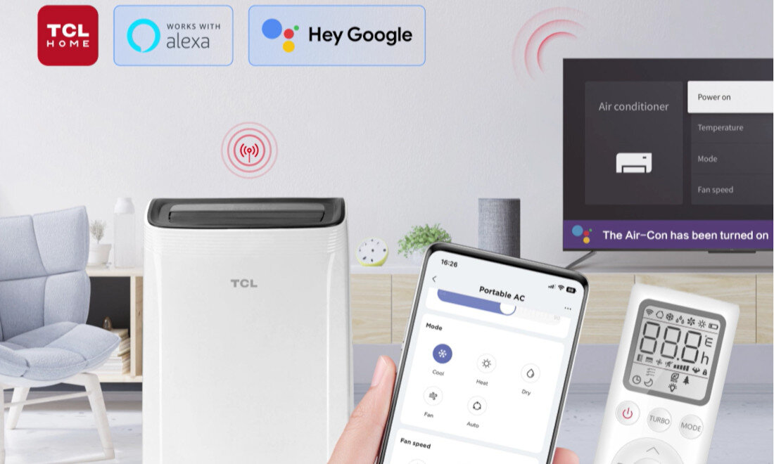 Na obrazie znajduje się biały klimatyzator przenośny TCL z wyświetlaczem, obok którego widoczny jest smartfon z aplikacją do sterowania klimatyzatorem oraz pilot zdalnego sterowania. W tle znajdują się logotypy TCL Home, Works with Alexa i Hey Google, a także ekran z informacją o włączeniu klimatyzacji.