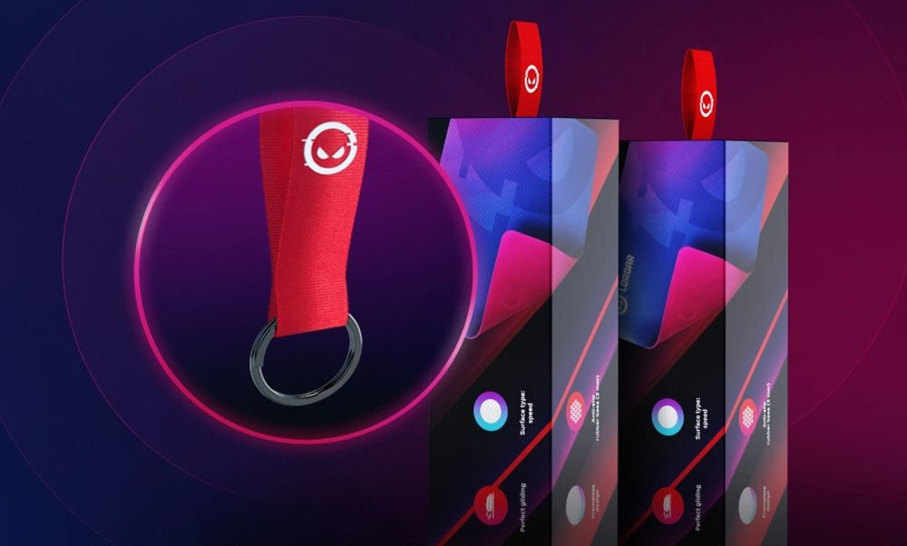 Podkładka LORGAR Main breloczek z logo LORGAR kluczy, plecaka lub torby z akcesoriami - zbliżenie na brelok