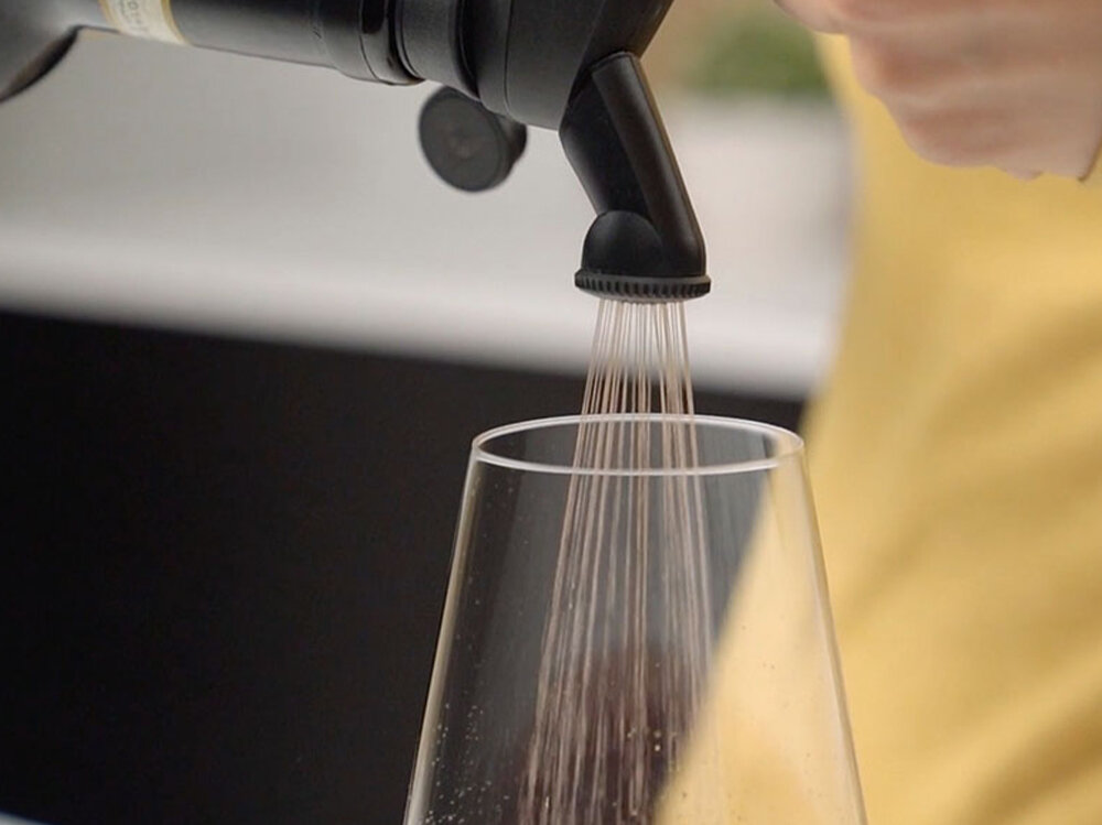 Areator do systemu do przechowywania wina CORAVIN Pivot Czarny nie jest kompatybilny z systemami Coravin Timeless  Przeznaczony jest wyłącznie do systemów Coravin Pivot