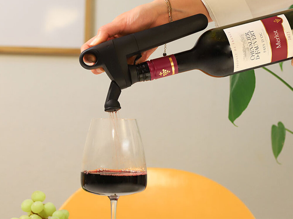 Areator do systemu do przechowywania wina CORAVIN Pivot Czarny Łatwy do czyszczenia wystarczy przepłukać go ciepłą wodą wszystkie trzy elementy osobno