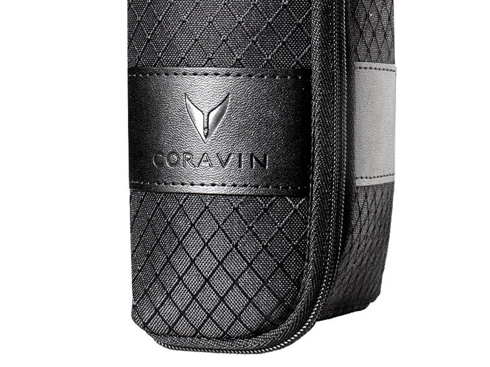 Futerał CORAVIN do systemów przechowywania wina zmieści się w torbie lub bagażu