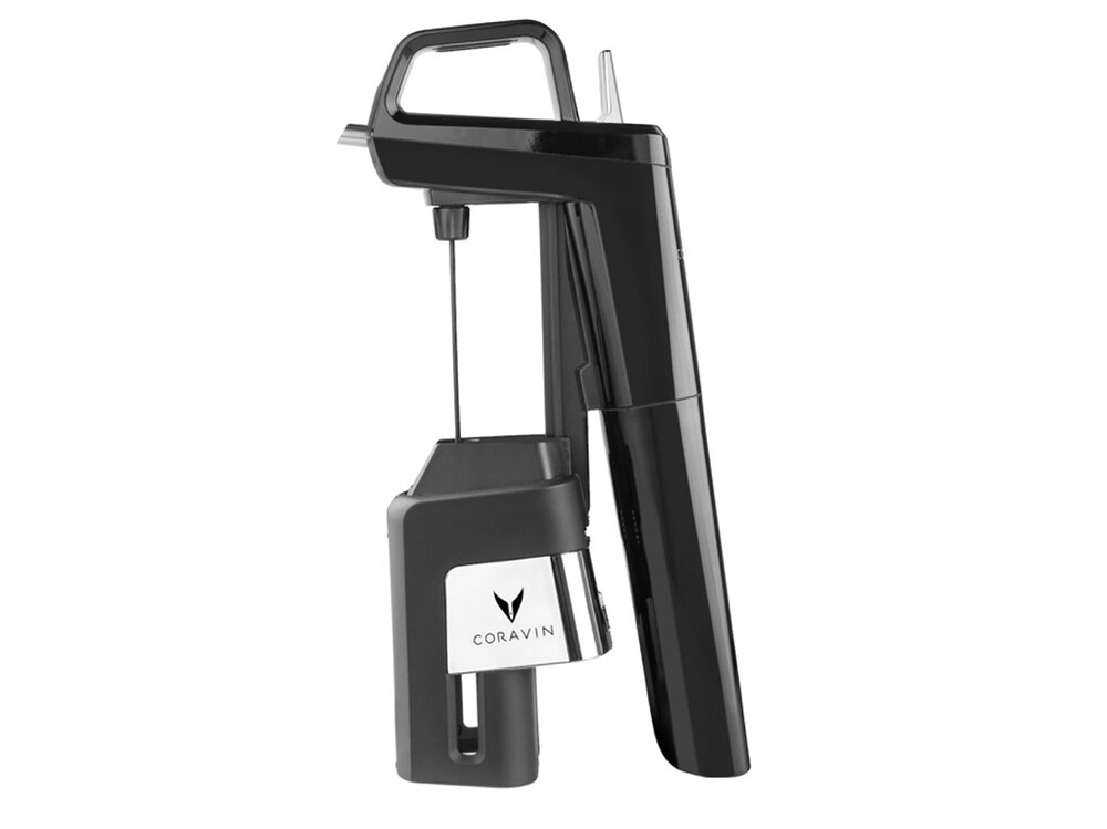 Czarny system do przechowywania wina z logo \'CORAVIN\' na srebrnym elemencie. Urządzenie ma smukły, nowoczesny design z igłą do nakłuwania korka.