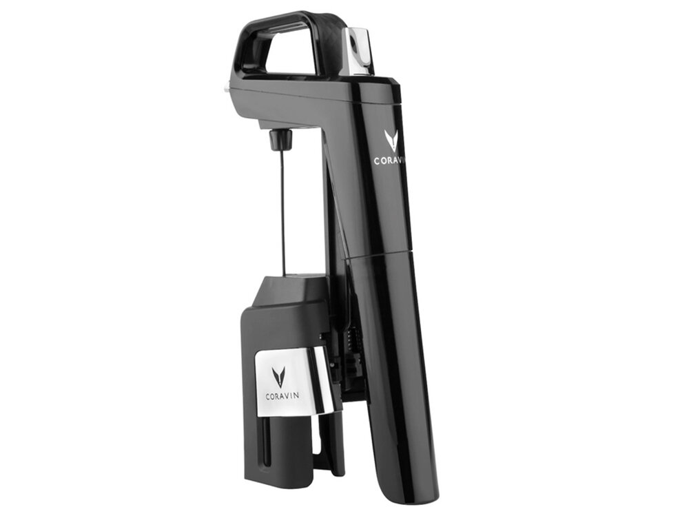 Czarny system do przechowywania wina z widocznym logo \'CORAVIN\'. Urządzenie ma elegancki, nowoczesny design.