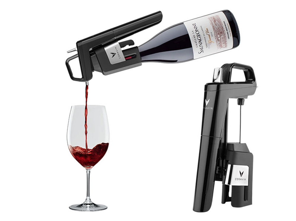 Na obrazie widoczny jest system do przechowywania wina CORAVIN w kolorze czarnym, z którego nalewane jest czerwone wino do kieliszka. Obok znajduje się zbliżenie urządzenia z widocznym logo CORAVIN.