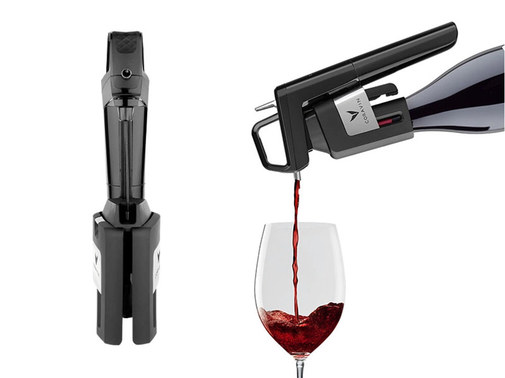 Na obrazie widoczny jest czarny system do przechowywania wina z logo \'CORAVIN\', z którego nalewane jest czerwone wino do kieliszka. Urządzenie jest pokazane z dwóch perspektyw: z boku podczas nalewania oraz z przodu w pozycji pionowej.