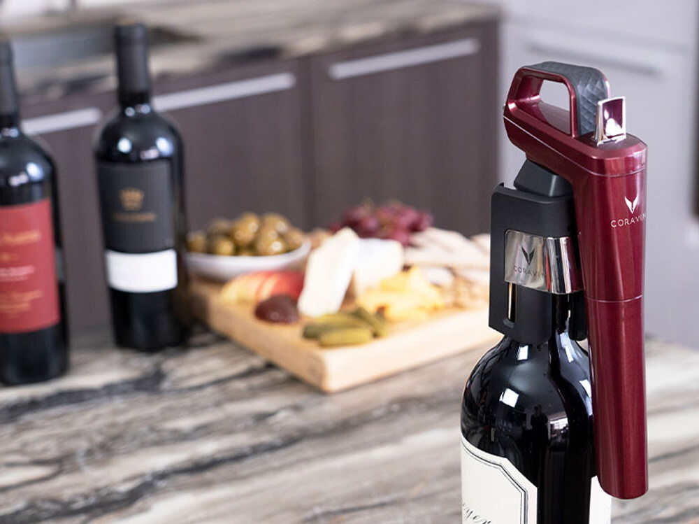 System do przechowywania wina CORAVIN Timeless Six Plus Burgundowy Przechowywanie i transport Stylowy futerał Coravin  ochrona miękkie wnerze pokrowiec ochronny na butelkę 