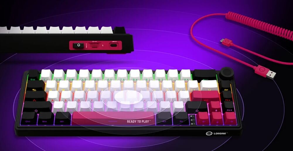 Na obrazie widoczna jest klawiatura w kolorach czarnym i czerwonym z podświetleniem RGB oraz napisem \'READY TO PLAY\'. Obok klawiatury znajduje się czerwony kabel USB, a w rogu widoczne jest logo \'LORGAR\'.