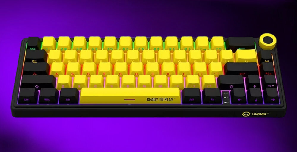 Klawiatura mechaniczna w kolorach czarno-żółtym z podświetleniem RGB. Na spacji widoczny jest napis \'READY TO PLAY\', a w prawym dolnym rogu znajduje się logo \'LORGAR\'.