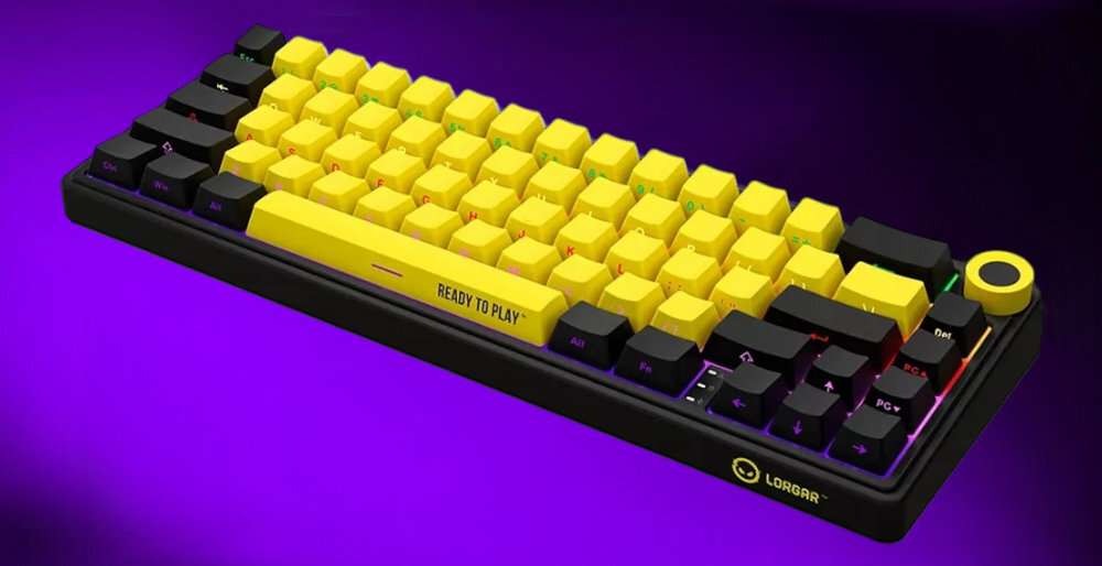 Klawiatura mechaniczna w kolorach czarnym i żółtym z napisem \'READY TO PLAY\' na spacji. Logo \'LORGAR\' widoczne na obudowie klawiatury.