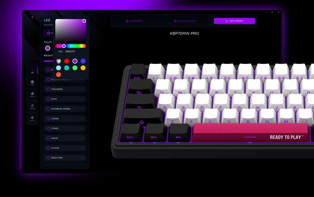 Obraz przedstawia klawiaturę z białymi i czarnymi klawiszami oraz fioletowym podświetleniem. Na klawiszu spacji widnieje napis \'READY TO PLAY\'.