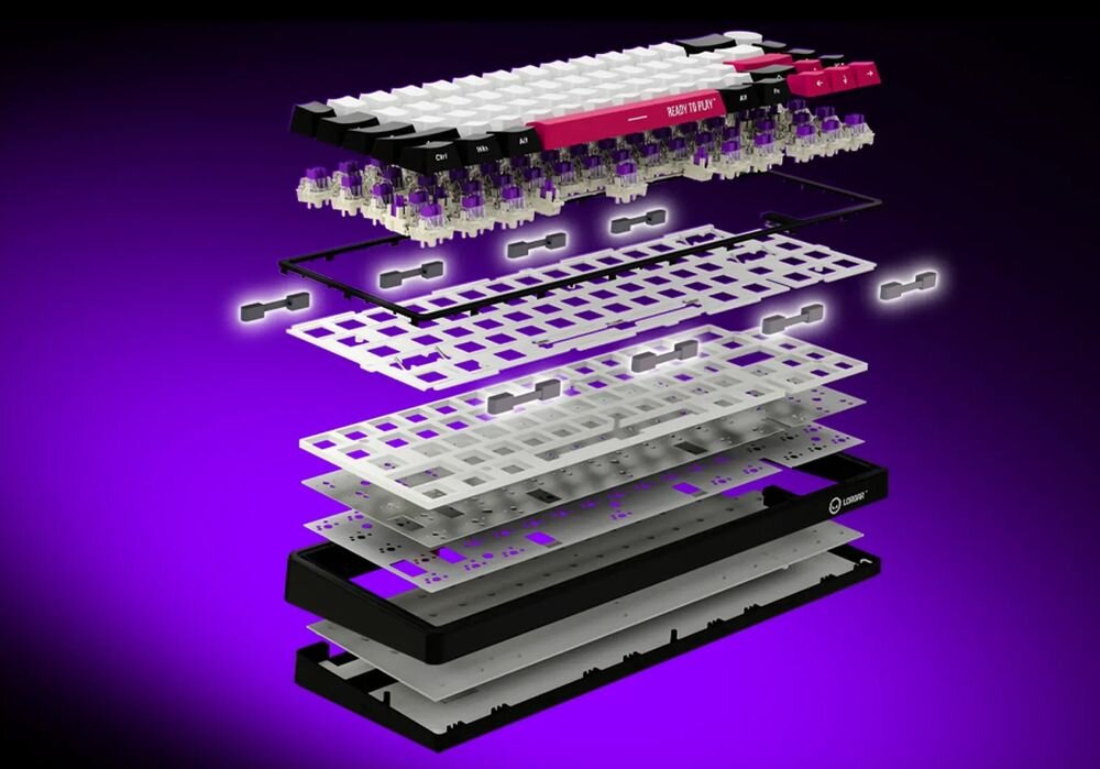 Obraz przedstawia rozłożoną na części klawiaturę z widocznymi klawiszami, przełącznikami i obudową na fioletowym tle. Na jednym z elementów widoczny jest napis \'READY TO PLAY\'.