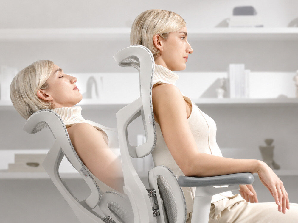 Fotel gamingowy SIHOO Doro S100 Biały, Zagłówek, szyja, podparcie, relaks, Kobieta odchylająca się na ergonomicznym fotelu.