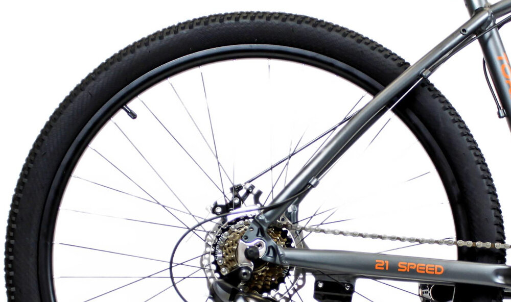Rower górski MTB SIROX Tornado M18 27.5 cale Czarno-pomarańczowy zbliżenie na oponę rozmiar koła 27,5 cali łatwe pokonywanie przeszkód duży kontakt koła z podłożem szerokie opony marki SIROX dobra przyczepność aluminiowe obręcze zachowanie regularnego kształtu kół stabilne trzymanie opony bezpieczna i komfortowa jazda regularne sprawdzanie ciśnienia powietrza wartość na bocznej części opony
