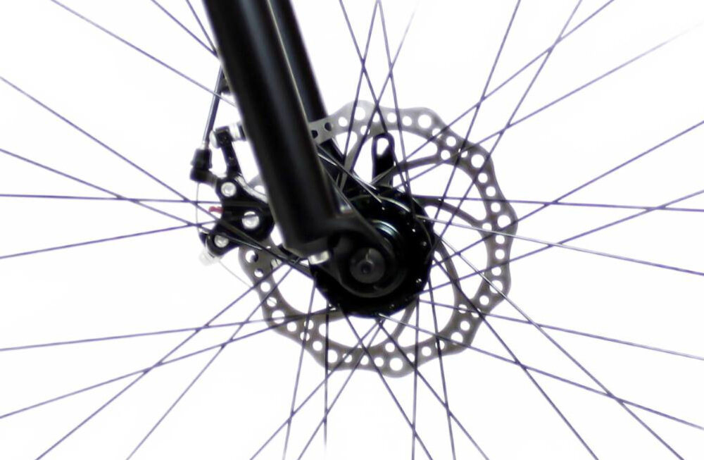 Rower górski MTB SIROX Tornado M18 27.5 cale Czarno-pomarańczowy zbliżenie na tarczę hamulcową podstawa bezpieczeństwa hamulce tarczowe mechaniczne bardzo duża siła hamowania w każdych warunkach pogodowych i na każdej trasie hamulce z przodu i z tyłu podwójny pakiet bezpieczeństwa