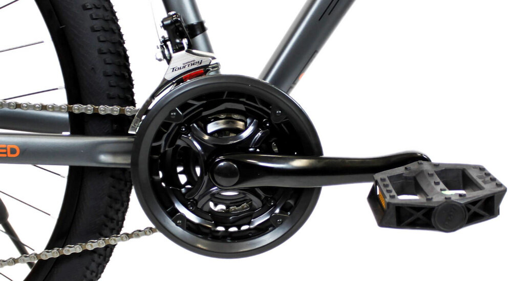 Rower górski MTB SIROX Tornado M18 27.5 cale Czarno-pomarańczowy zbliżenie na korbę do wszechstronnej jazdy terenowej i rekreacyjnej korba marki SHIMANO 7-rędowy wolnobieg SHIMANO płynna zmiana przełożeń łatwe dopasowanie siły pedałowania do warunków terenu