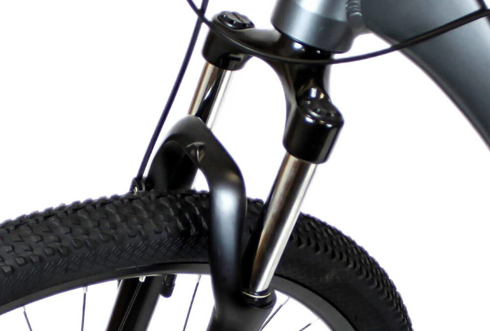 Rower górski MTB SIROX Tornado M18 27.5 cale Czarno-pomarańczowy zbliżenie na amortyzator rower typu hardtail przedni aluminiowy amortyzator ZOOM ze skokiem 100 mm ułatwia najeżdżanie na przeszkody niweluje wstrząsy niska masa roweru duża sztywność regulacja za pomocą sprężyny obsługa poprzez manetkę