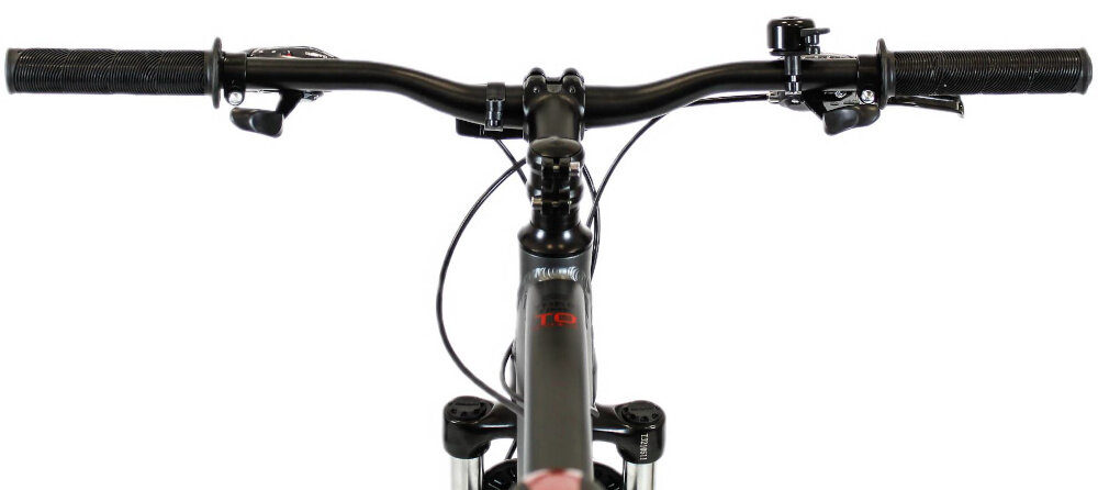 Rower górski MTB SIROX Tornado M18 27.5 cale Czarno-pomarańczowy zbliżenie na kierownicę jasne tło aluminiowa kierownica SIROX szerokość 720 x 31,8 mm aluminiowy wspornik SIROX Ahead stabilność precyzja prowadzenia antypoślizgowe uchwyty kontrola nad rowerem i bezpieczeństwo waga roweru 15 kg