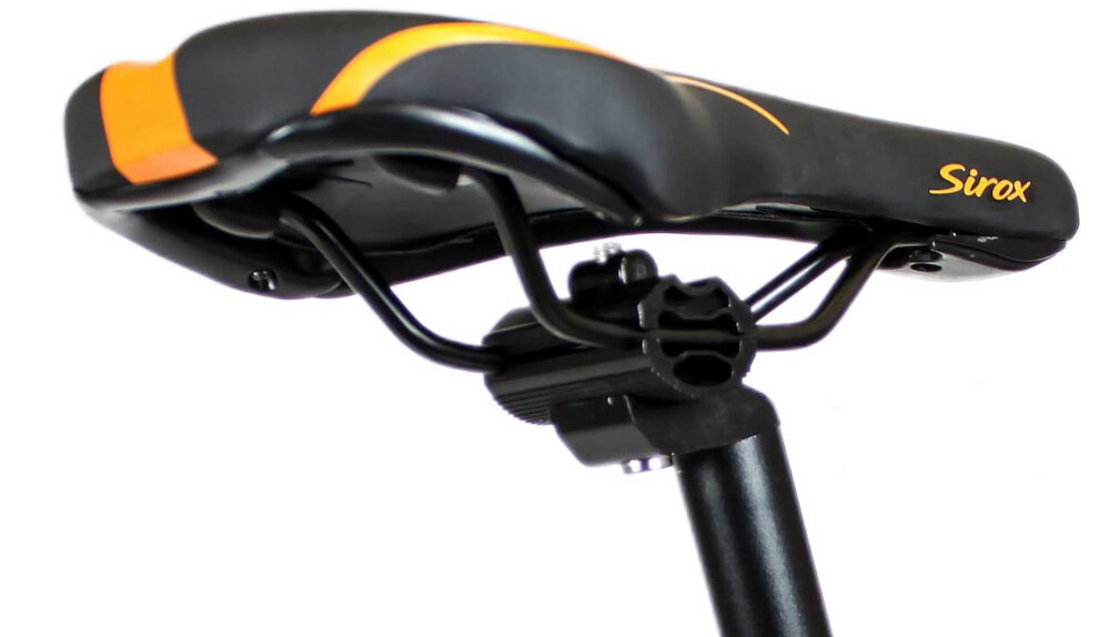 Rower górski MTB SIROX Tornado M18 27.5 cale Czarno-pomarańczowy siodełko na białym tle profilowane siodełko marki SIROX typu MTB z centralnym wgłębieniem wysoki komfort jazdy skutecznie redukuje nacisk i poprawia wentylację w newralgicznych strefach pokrycie antypoślizgowym materiałem lekka, aluminiowa sztyca precyzyjne manewrowanie ergonomiczne ułożenie siodełka