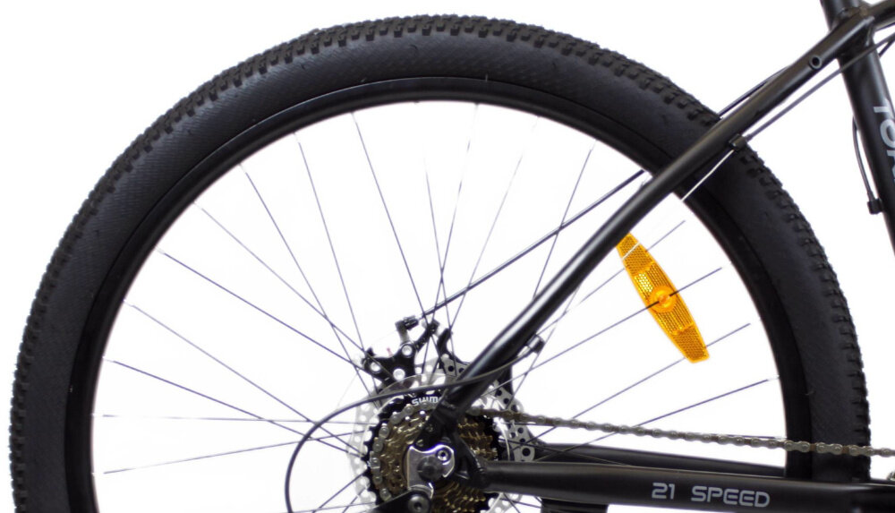 Rower górski MTB SIROX Tornado M18 27.5 cale Czarno-szary zbliżenie na oponę rozmiar koła 27,5 cali łatwe pokonywanie przeszkód duży kontakt koła z podłożem szerokie opony marki SIROX dobra przyczepność aluminiowe obręcze zachowanie regularnego kształtu kół stabilne trzymanie opony bezpieczna i komfortowa jazda regularne sprawdzanie ciśnienia powietrza wartość na bocznej części opony
