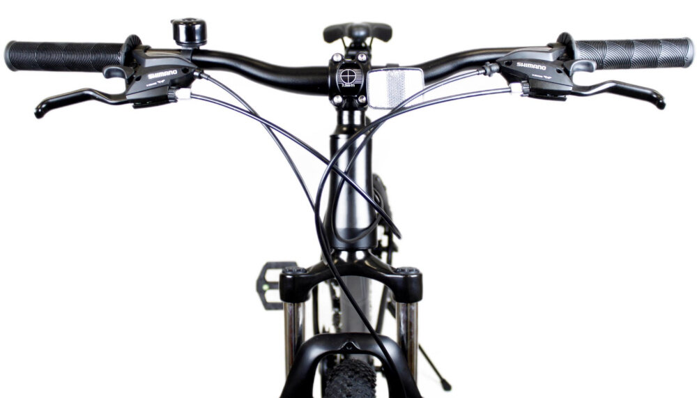 Rower górski MTB SIROX Tornado M18 27.5 cale Czarno-szary zbliżenie na kierownicę jasne tło aluminiowa kierownica SIROX szerokość 720 x 31,8 mm aluminiowy wspornik SIROX Ahead stabilność precyzja prowadzenia antypoślizgowe uchwyty kontrola nad rowerem i bezpieczeństwo waga roweru 15 kg